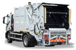 Vozilo za odvoz odpadkov z dvigalom za podzemne kontejnerje in preklopnim koritom